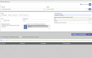 Welche Informationen sollen Ihre Benutzer hinzufügen können, wenn Sie eine Buchung durchführen? Erstellen Sie obligatorische Fragen, Auswahllisten usw. und lassen Sie Benutzer das Projekt auswählen, an dem sie arbeiten. Ihre Benutzer können außerdem Zubehör und assistierte Nutzung zusammen mit den Geräten buchen. Neue Buchung in EZbooking machen